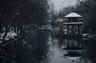 雪后河畔亭景