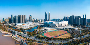 城市天际线与多彩广场景观