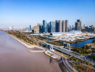 城市滨水风光全景