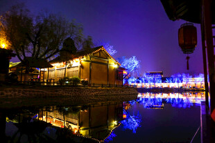 水乡夜景璀璨灯光映古建