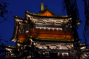 古色古香的中式塔楼夜景