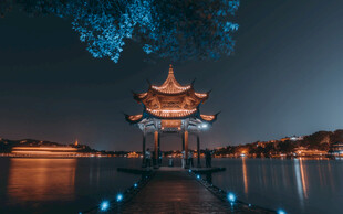 湖畔夜亭静谧迷人景致