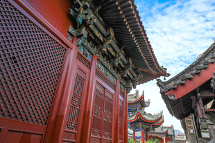 中式古建筑红墙与飞檐
