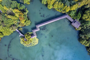 湖中小桥绿意环绕美景