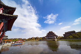 湖畔古建筑蓝天白云美景
