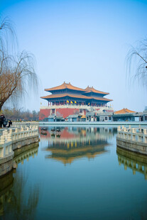 中式古建筑旁的平静湖水