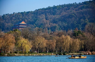 湖畔山林中的古典建筑风光