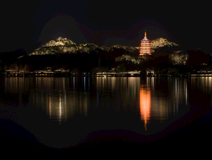 西湖夜景塔影映于湖面