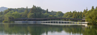 湖畔长桥映绿树美景