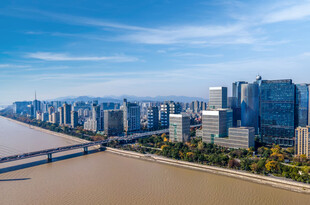 城市江畔高楼林立景观
