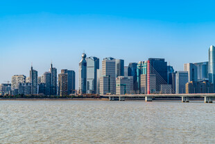 城市江畔高楼景观