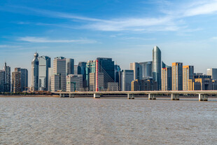 城市河畔高楼景观