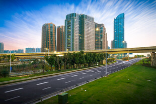 城市道路与林立高楼景观