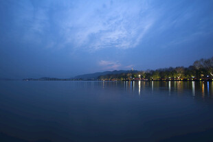 湖畔暮色夜景
