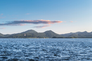 湖畔远山静谧湖景风光