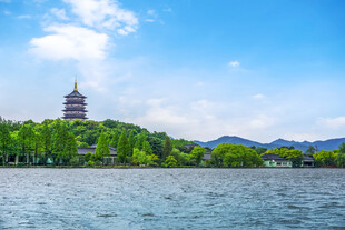 西湖畔的宝塔与湖景