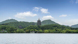 西湖美景中的古塔