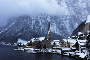 雪覆湖畔小镇的静谧美景