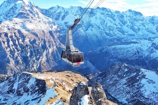 高山缆车穿梭壮丽雪山间