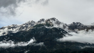 云雾缭绕的壮丽雪山