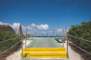 海边黄色步道通向蓝天