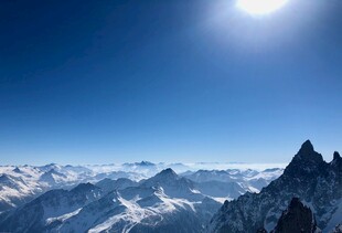 雪山之巅的壮丽日光