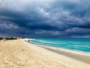 暴风雨前的美丽海滩