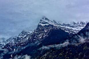 巍峨雪山云雾缭绕之景