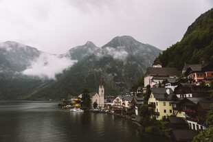 湖畔小镇云雾缭绕美景