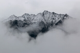 云雾缭绕的巍峨雪山