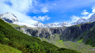 壮丽高山绿意山谷美景