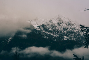 云雾缭绕的壮丽雪山