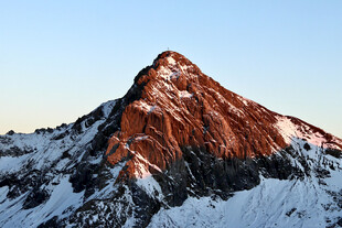 雪山峰巅的壮丽光影