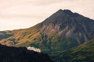 壮丽山峰的自然美景