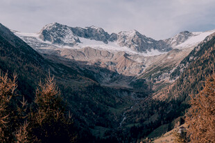 壮丽雪山山谷风景