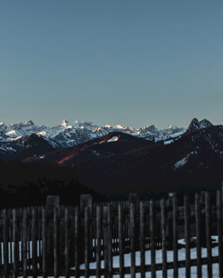 雪山前的木栅栏风景