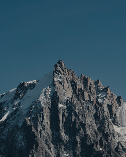 巍峨雪山尖峰壮丽景观