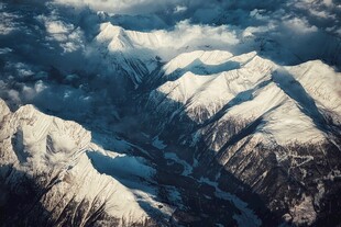 壮丽雪山空中俯瞰美景