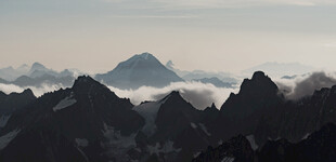 云雾缭绕的壮丽山景