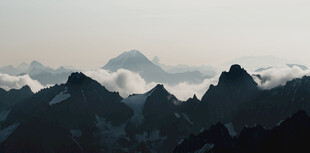 壮丽山峦云雾间