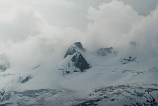 雪山云雾缭绕壮丽景观