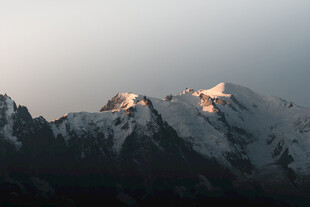 雪山日出美景