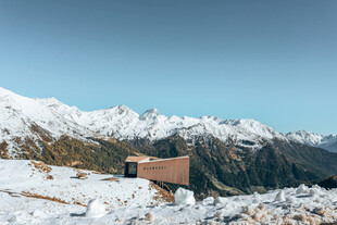 雪山中的小屋