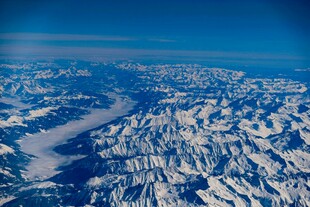 高空俯瞰连绵雪山美景