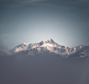 雪山云海壮丽景观