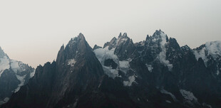 巍峨雪山壮丽景致