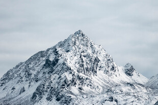 巍峨雪山壮丽景致