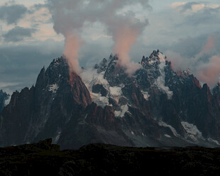 壮丽雪山云雾缭绕之景