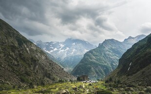壮丽山谷间的云雾山峦