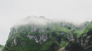云雾缭绕的翠绿山峰